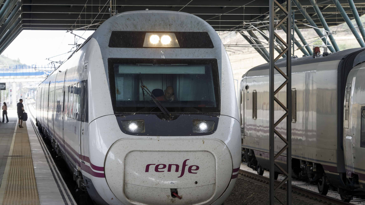 Un tren AVE en la estación Rosa de Lima de Burgos. T. ALONSO