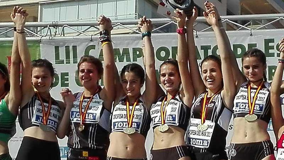 Las componentes de la escuadra junior femenina del Image FDR festejan el título en el podio de honor-ECB