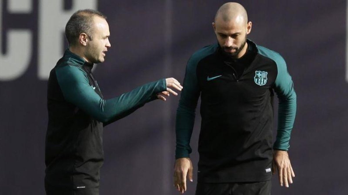 Javier Mascherano junto a Andrés Iniesta.-AP / MANU FERNÁNDEZ
