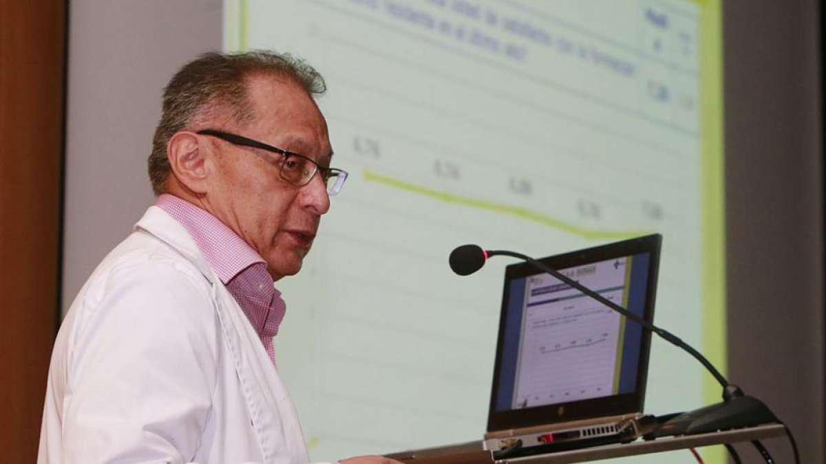El doctor Ardela, durante su última sesión clínica el pasado 15 de octubre.-RAÚL G. OCHOA