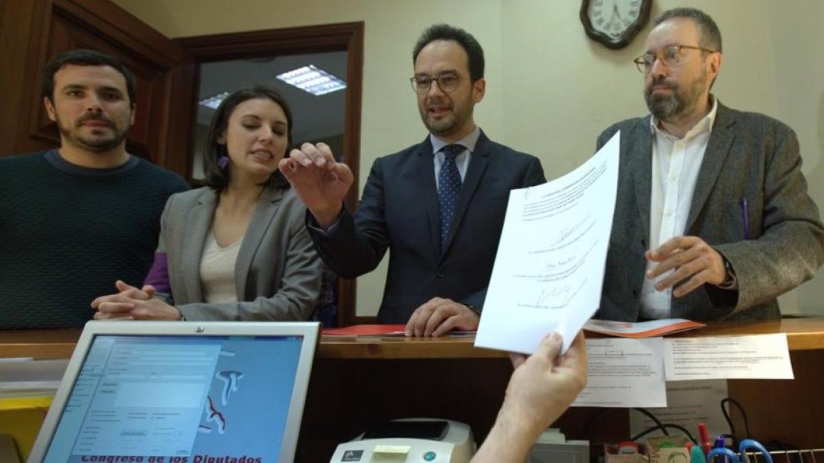 Garzón, Montero, Hernando y Girauta registran la solicitud de creación de la comisión de investigación de la caja b del PP en el Congreso.-DAVID CASTRO