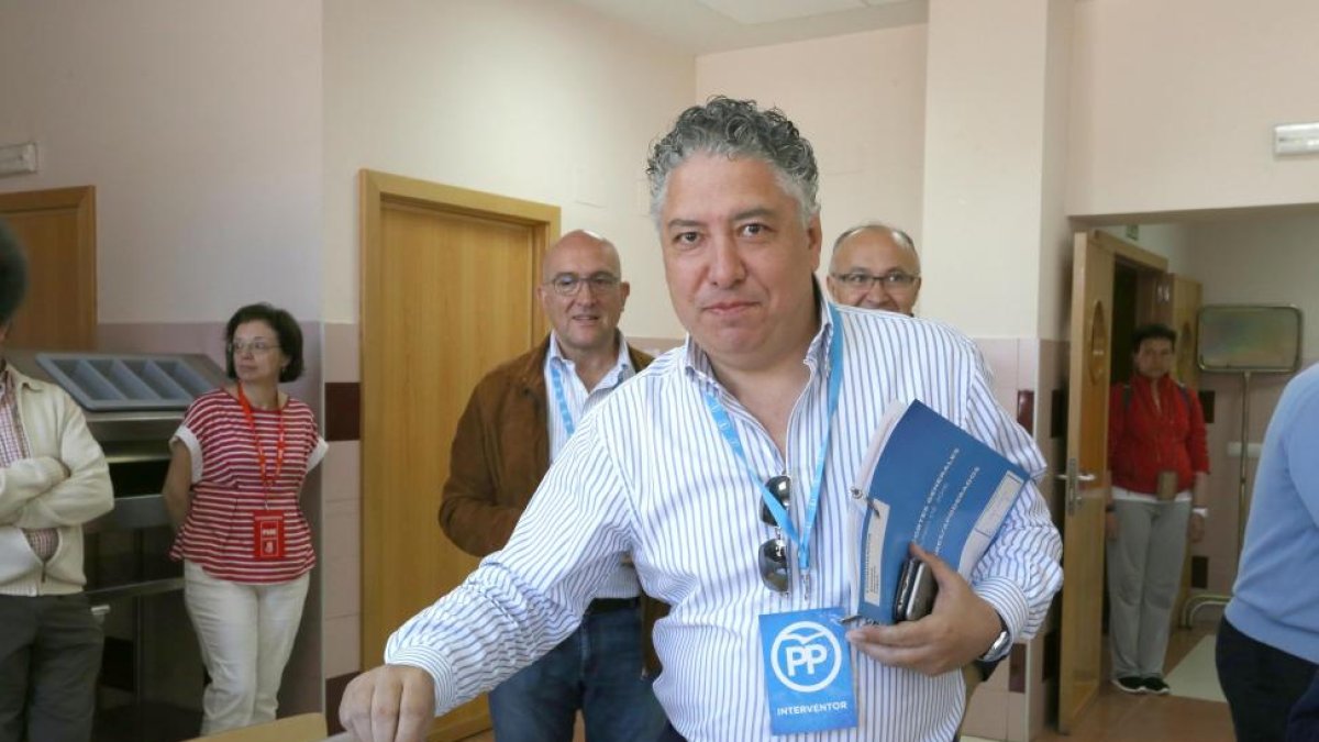 El cabeza de lista del PP al Congreso por Valladolid, Tomás Burgos, vota en el Colegio Nuestra Señora de la Consolación-ICAL