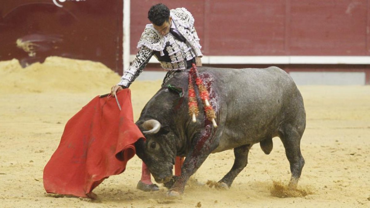 Extraordinario muletazo de Morenito de Aranda al sexto ejemplar de Adolfo Martín frente al que cuajó una faena reposada y de planta encajada.-SANTI OTERO