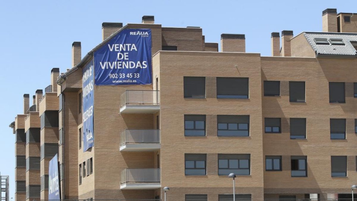 Más de 3.000 casas cambiaron de dueño en junio en la Comunidad.-J. M. LOSTAU