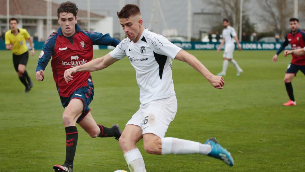 Raúl Sánchez en acción en el choque de ayer en Pamplona. Burgos CF