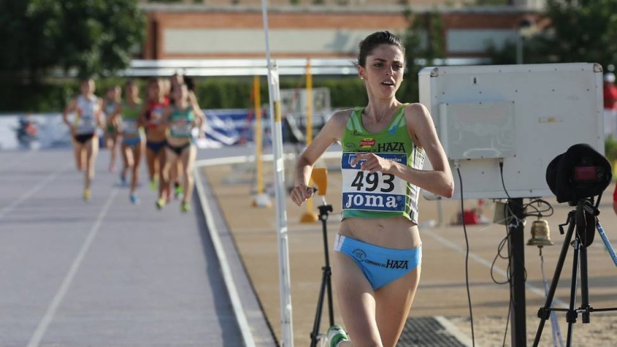 Celia Antón avanza con autoridad durante la final del 1.500.-FETACYL