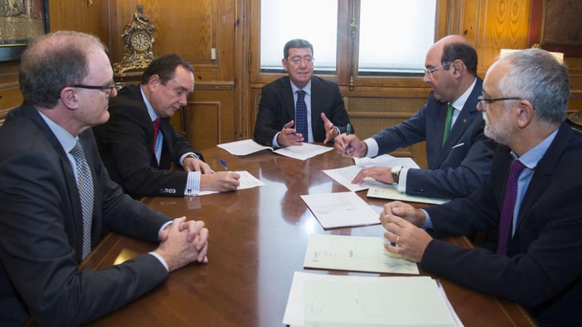 Un momento de la firma de ayer en la Diputación entre Cajaviva Caja Rural y la Institución Provincial.-ECB