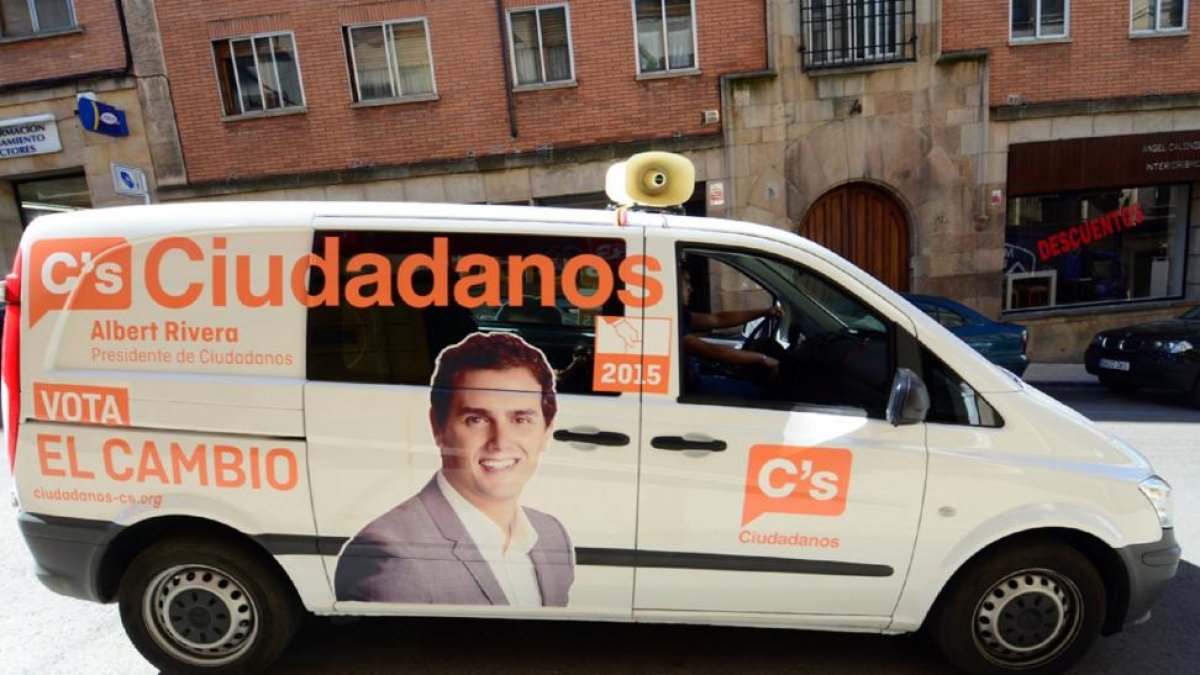 Una furgoneta de la caravana electoral de Ciudadanos en tránsito por Soria.-ÁLVARO MARTÍNEZ
