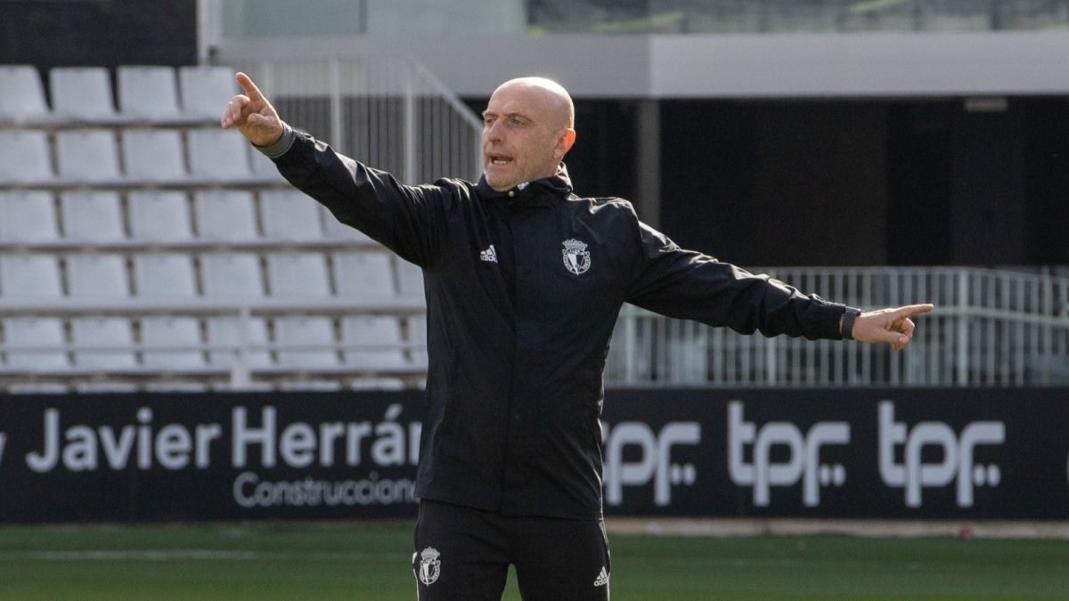 Julián Calero dirigiendo a la plantilla blanquinegra sobre el césped de El Plantío, preparando la cita con el Alavés. BURGOS CF