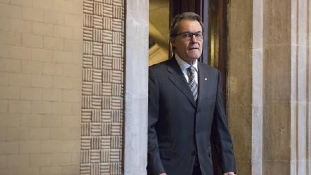 El presidente de la Generalitat en funciones, Artur Mas, conversa con la presidenta del Parlament, Carme Forcadell (d), poco antes del comienzo del debate de investidura.-EFE