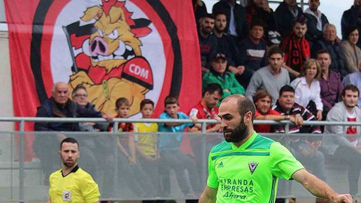 Paris Adot controla el balón durante el partido de ayer en Lezama, donde hubo una importante presencia de afición rojilla.-TWITTER / @CDMIRANDES