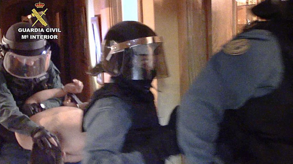 Fotograma del vídeo grabado por la Guardia Civil de la detención de varios sospechosos en uno de los registros.-ECB