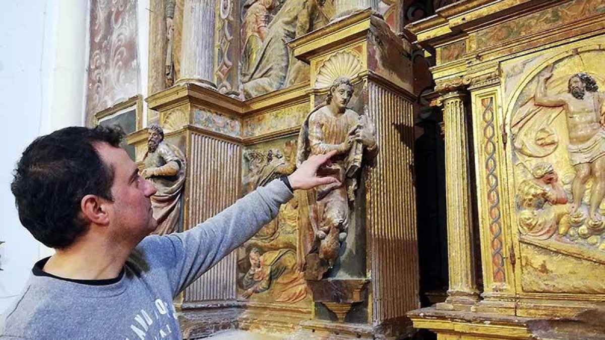 El alcalde de Quintanilla de Riofresno, Roberto Castro, muestra el retablo de San Román.-ALBERTO MARROQUÍN