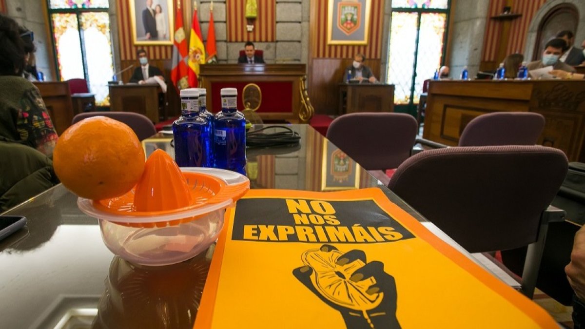 Acción reivindicativa de las trabajadoras sociales de Burgos en el último pleno del Ayuntamiento. TOMÁS ALONSO