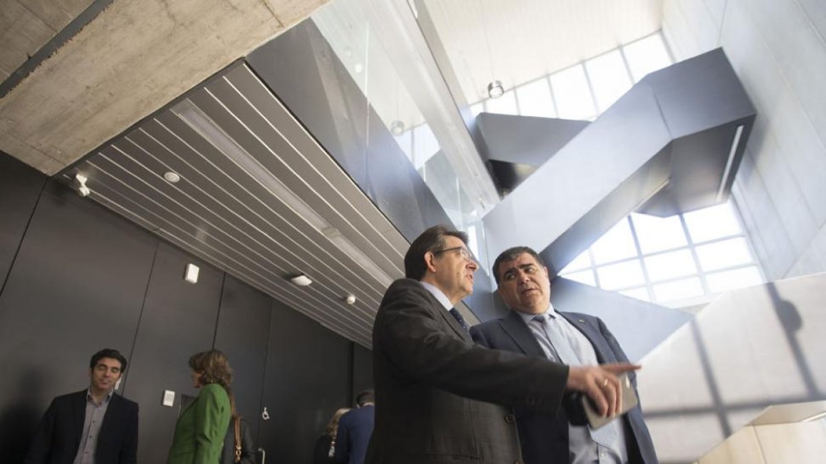 Alfonso Murillo, ayer, acompañado del vicerrector de Infraestructuras, Juan Manuel Manso.-RAÚL G. OCHOA