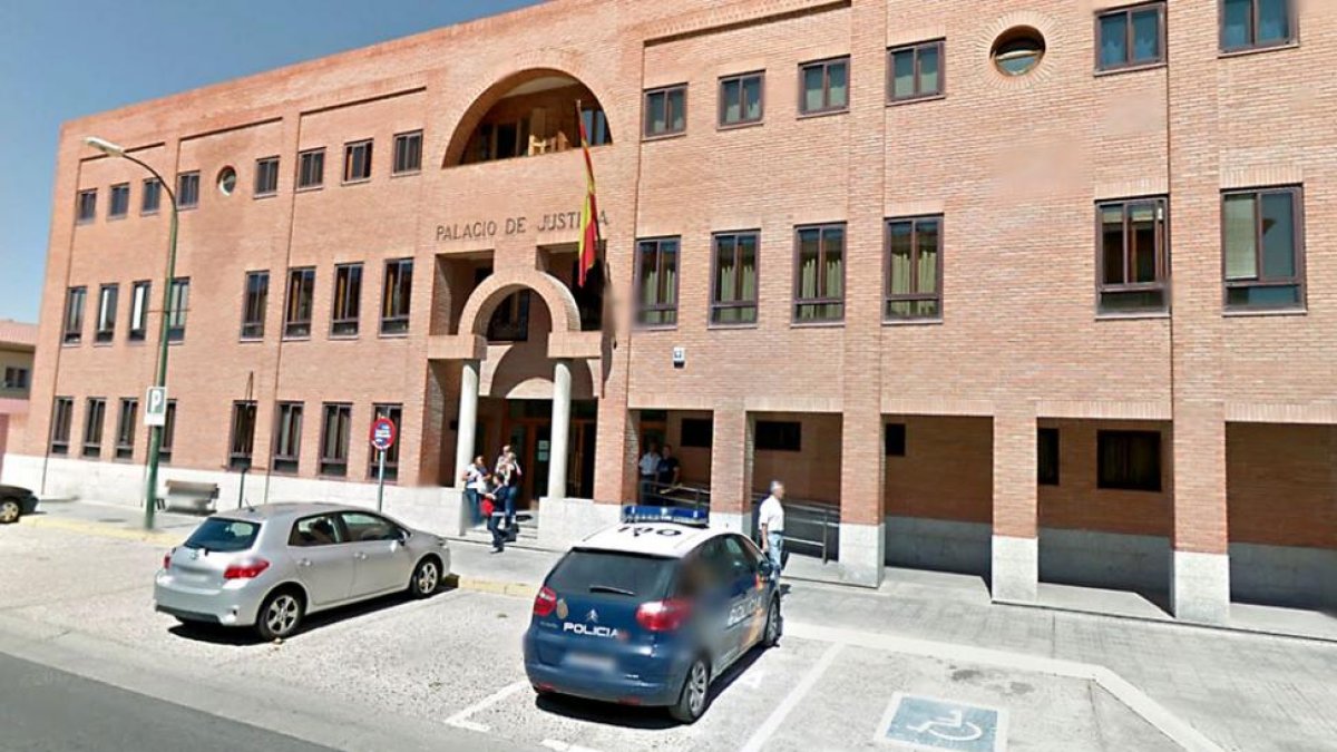 Las usuarias del aula de deporte disfrutan de una actividad física entre risas y buena compañía.-GOOGLE MAPS