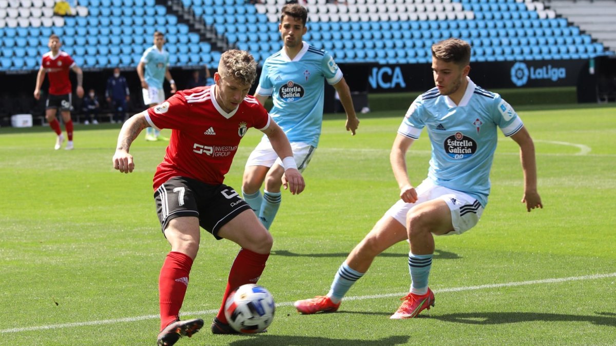 Juanma controla el balón ante la presión de la defensa celeste. BURGOS CF