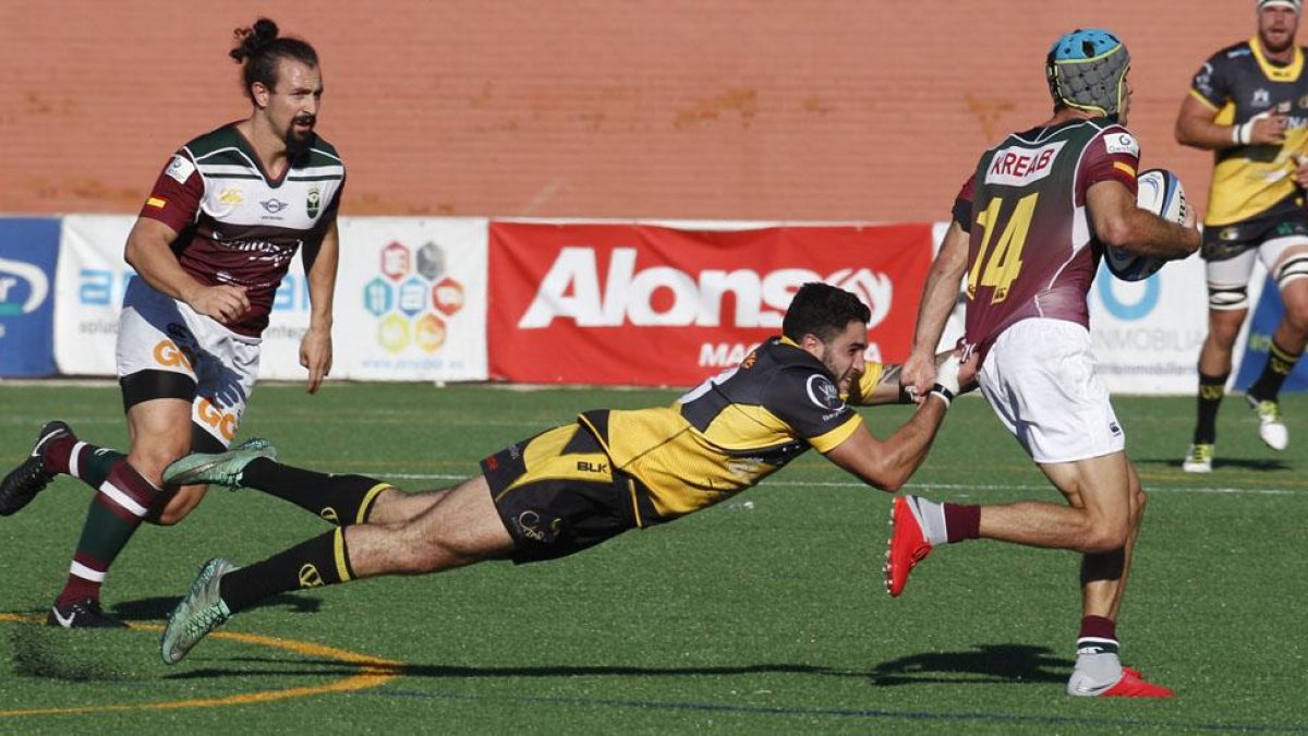 Bianco placa a un rival en un lance del partido de ayer.-SANTI OTERO