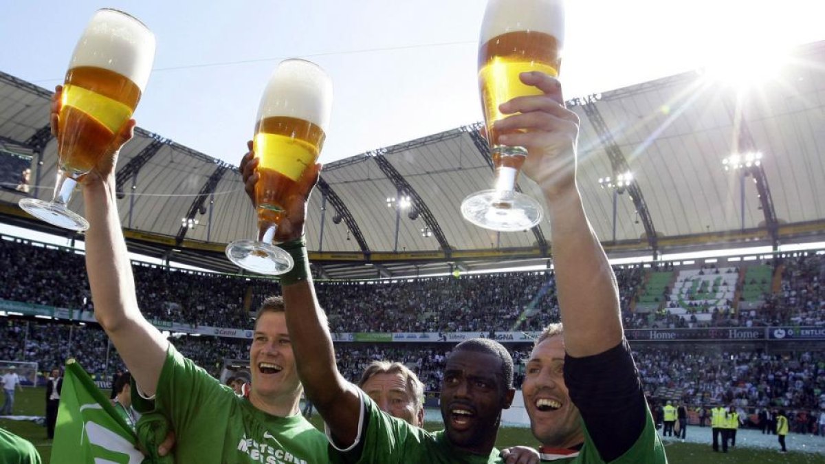 Jugadores del VfL Wolfsburg alemán celebran su triunfo en la liga de fútbol alemana con cervezas, en mayo del 2009-REUTERS / THOMAS BOHLEN