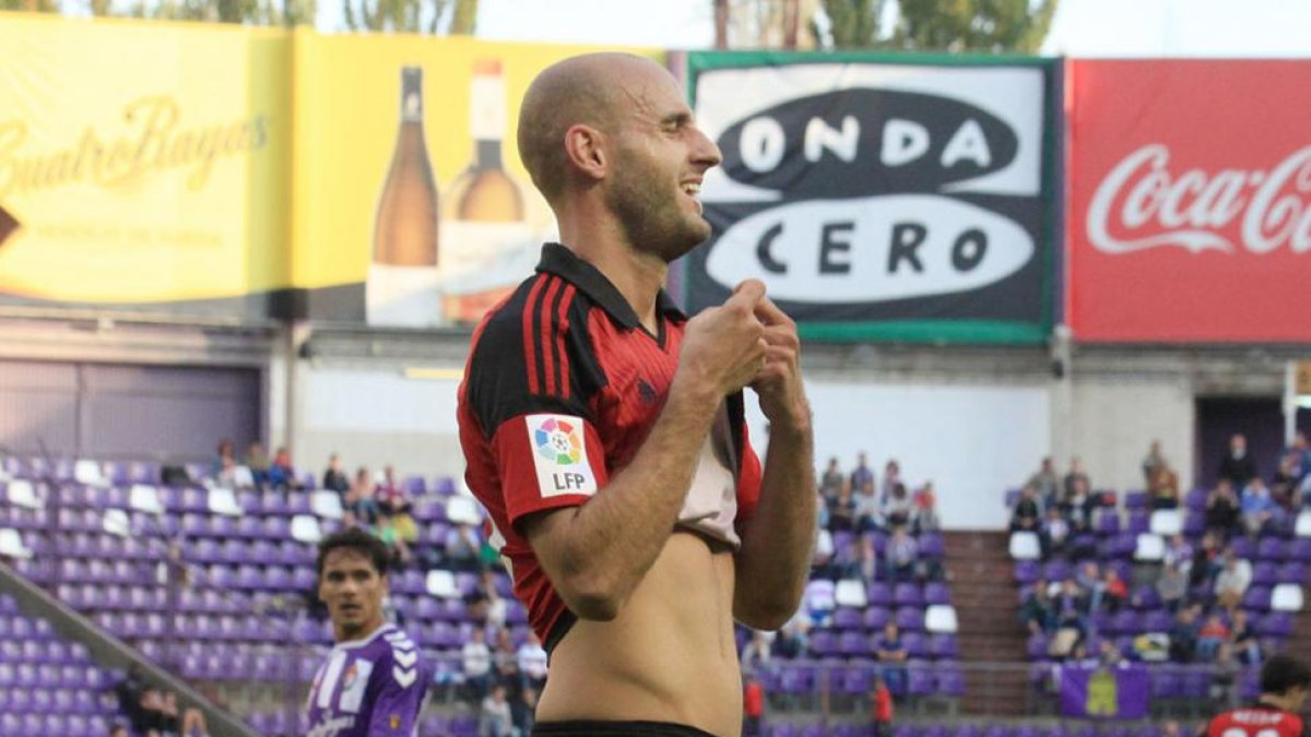Ion Velez se lamenta tras una acción en el José Zorrilla.-ALFONSO G. MARDONES