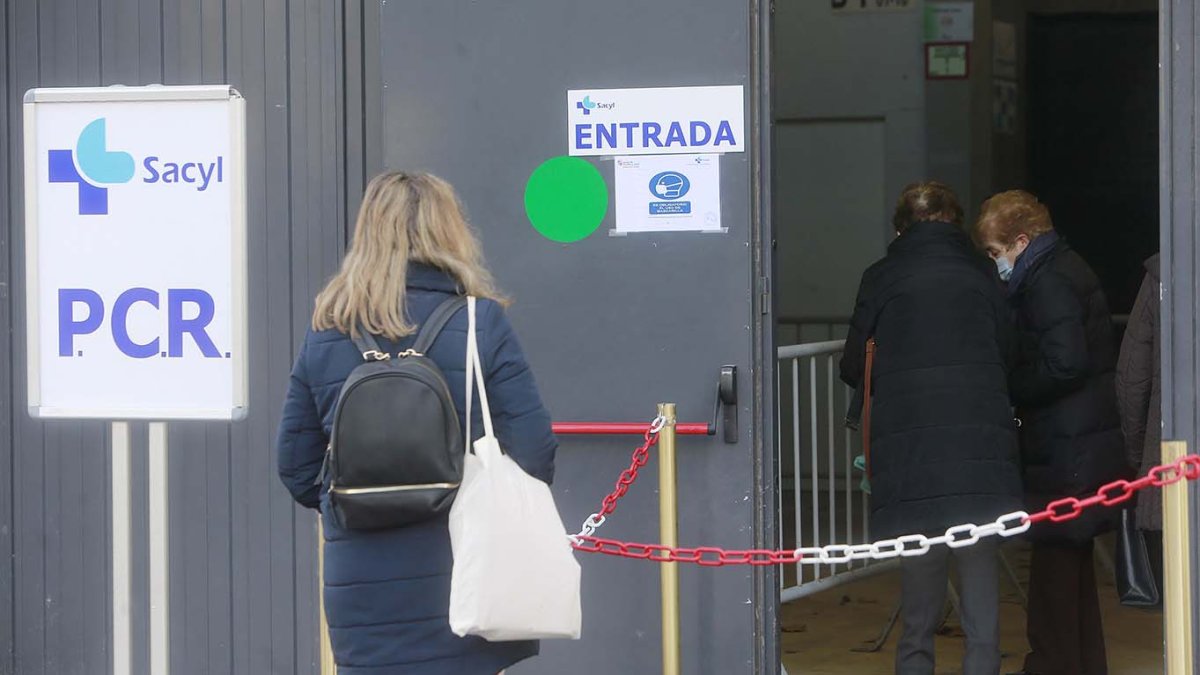 Las pruebas PCR están centralizadas en el Coliseum. RAÚL OCHOA