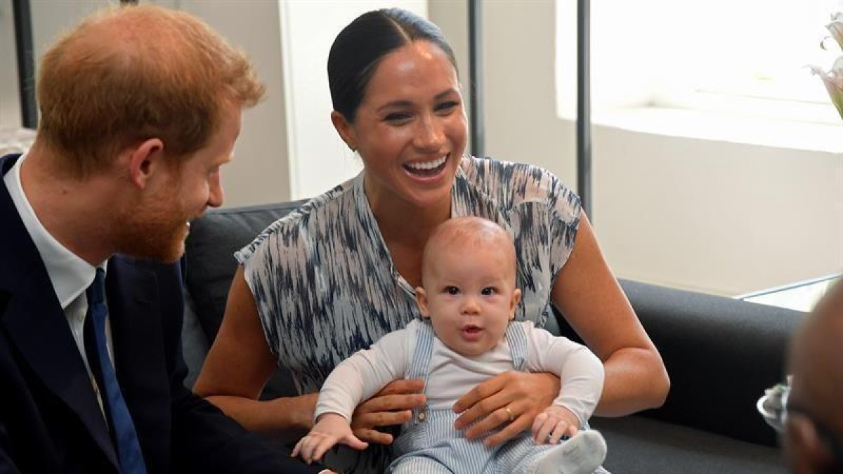 Los duques de Sussex, con su hijo, Archie, durante su encuentro con Desmond Tutu.-EFE