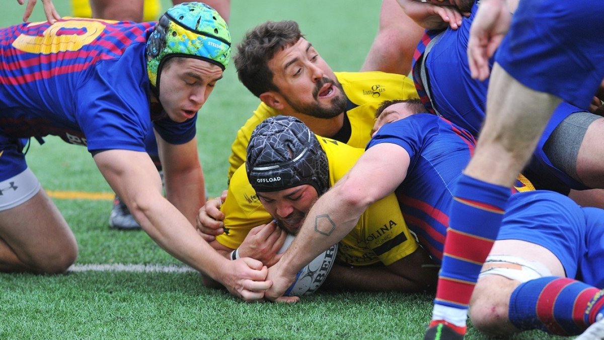 posa el oval en la línea de marca del Barcelona en el último partido. TOMÁS ALONSO