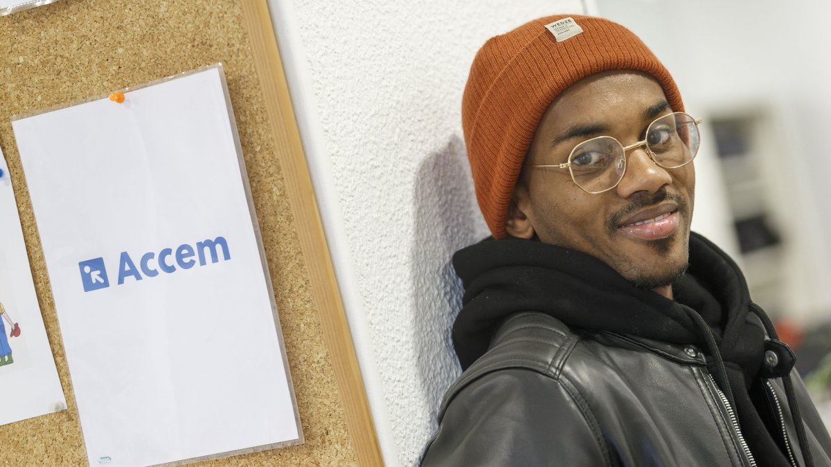 Mohamed Ba lleva dos años en Burgos y tres en España. Llegó con la idea de una estancia corta, hoy su vida está en Burgos. SANTI OTERO