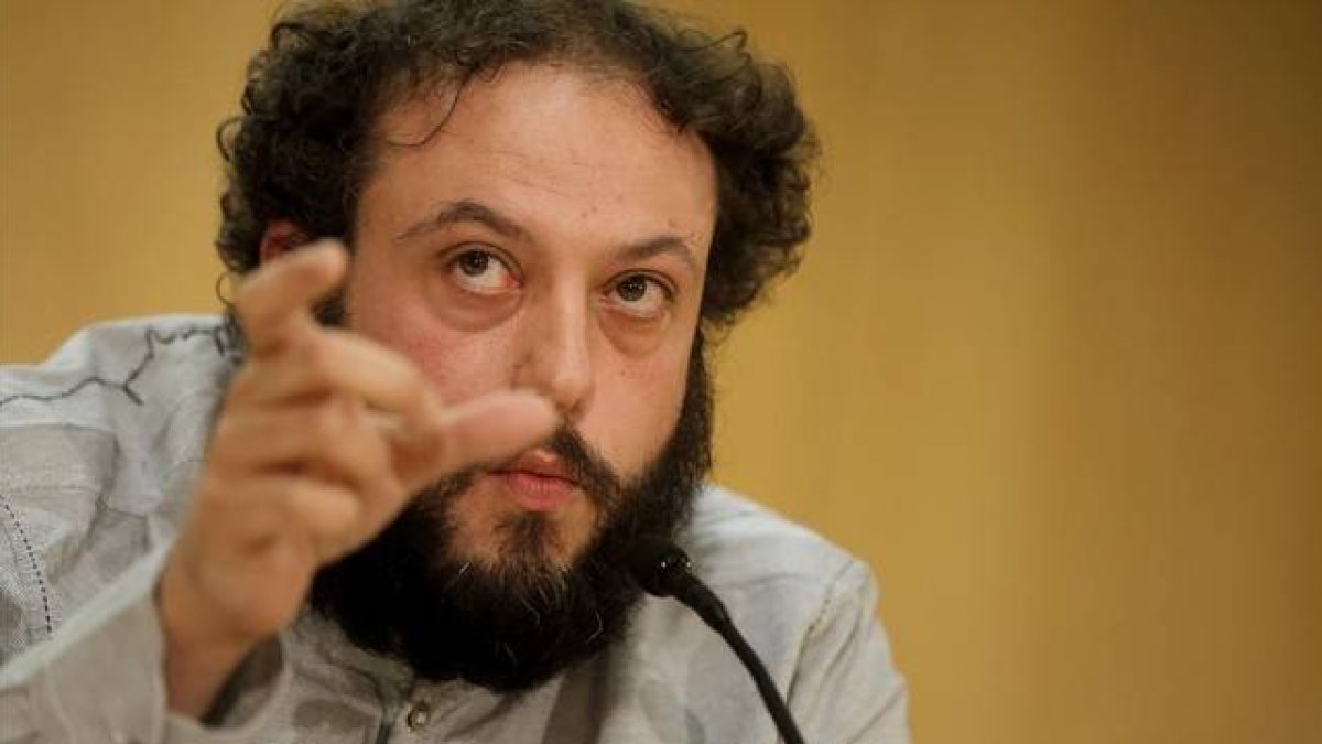 El concejal de Ahora Madrid Guillermo Zapata, en la rueda de prensa en la que ha anuniado su dimisión, este lunes, 15 de junio.-Foto: JOSÉ LUIS ROCA