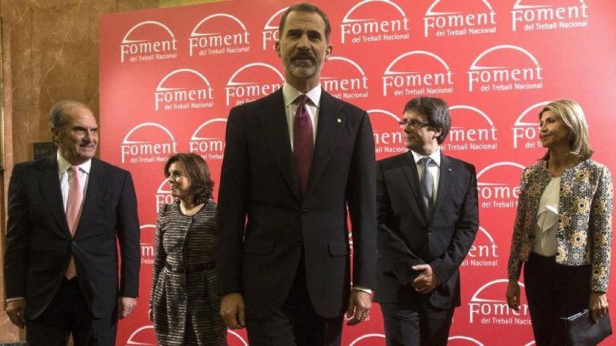 De izquierda a derecha, el presidente de Foment, Gay de Montellà; la vicepresidenta, Soraya Sáenz de Santamaría; el Rey; el 'president' Carles Puigdemont, y la delegada del Gobierno en Catalunya, María de los Llanos de Luna, este jueves, 17 de noviembre.-EFE / QUIQUE GARCIA