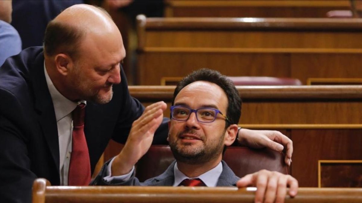Antonio Pradas, de pie, conversa con el líder del grupo parlamentario del PSOE, Antonio Hernando, en el hemiciclo.-JUAN MANUEL PRATS