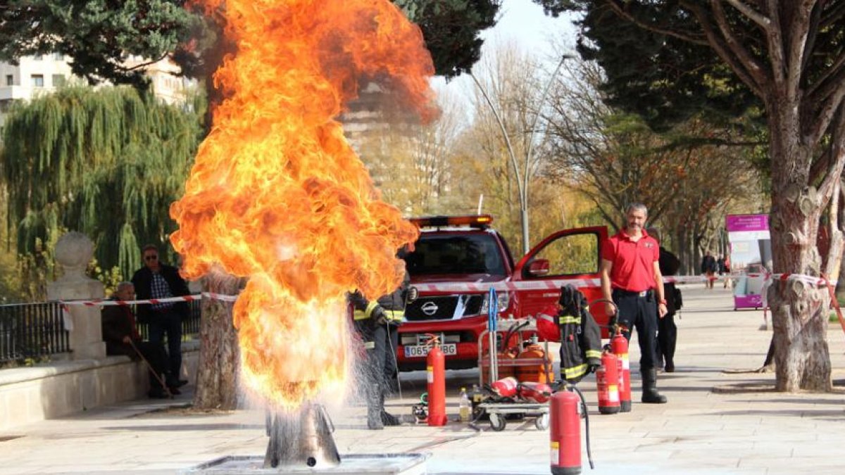 Los bomberos realizaron ayer una exhibición en el Paseo de Atapuerca. Demostraron porqué no se puede sofocar el fuego de una sartén con agua.-JAIME CARAZO