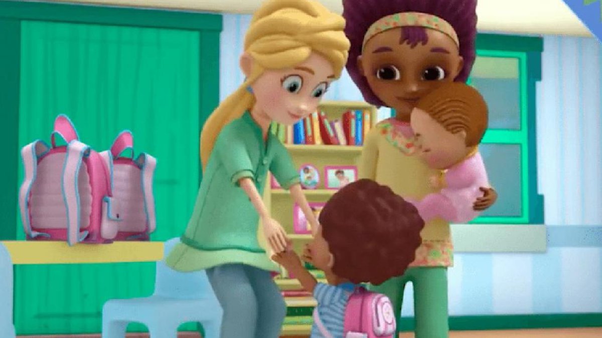 La pareja de lesbianas de Doctora juguetes.-DISNEY CHANNEL