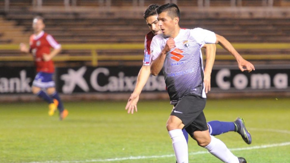 Manzano conduce un balón en un partido de la Copa Federación-Israel L. Murillo