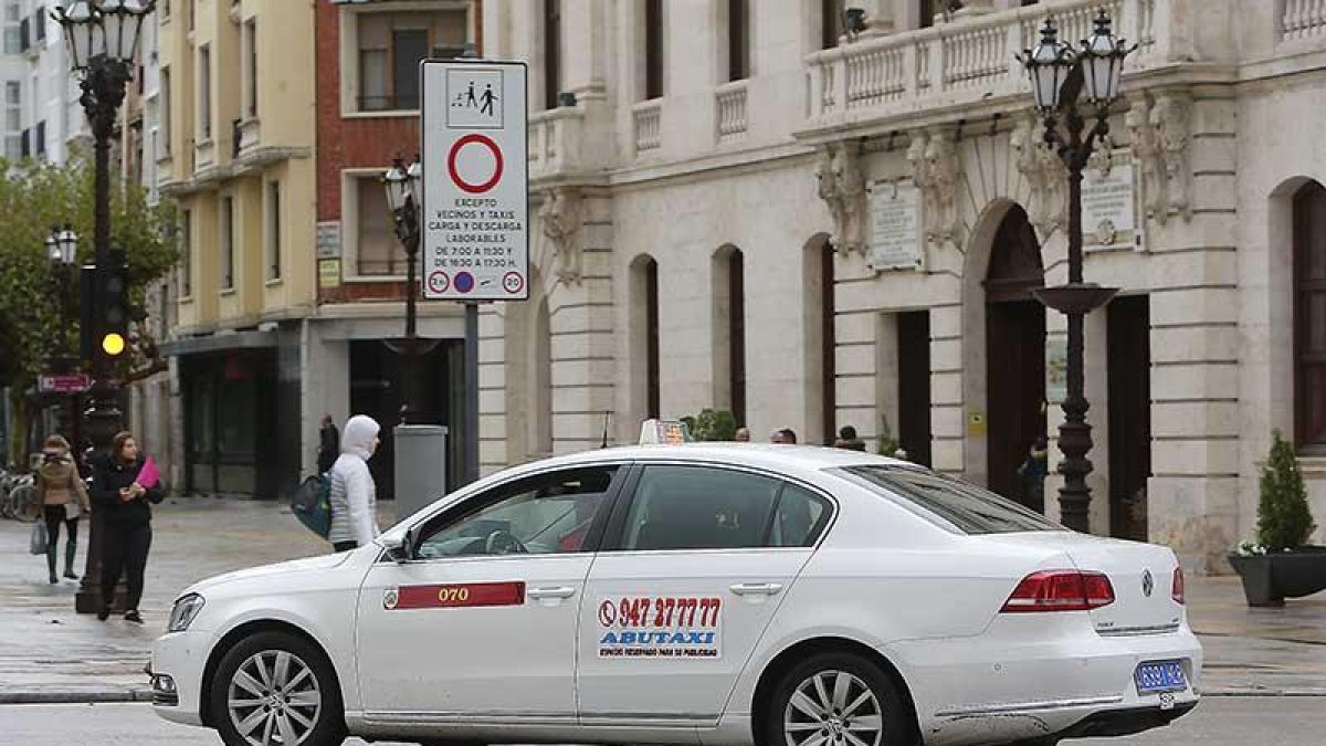 Un taxi de la ciudad circula por el centro con la nueva matrícula trasera.-RAÚL G. OCHOA