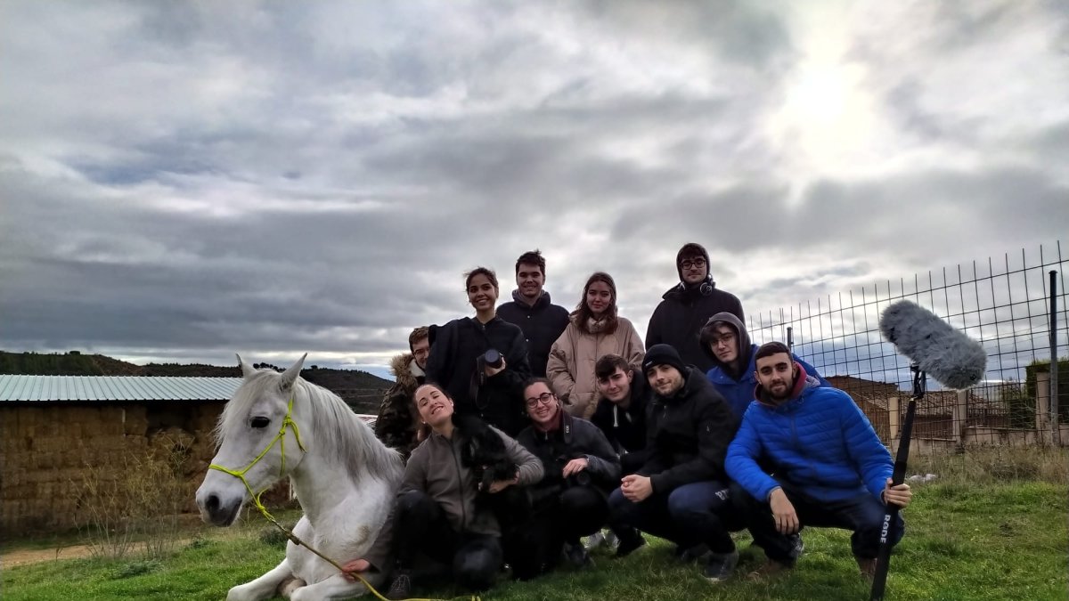 El equipo de grabación de “Flores de mármol y caballos dorados”. LA HUELLA DEL PANDA