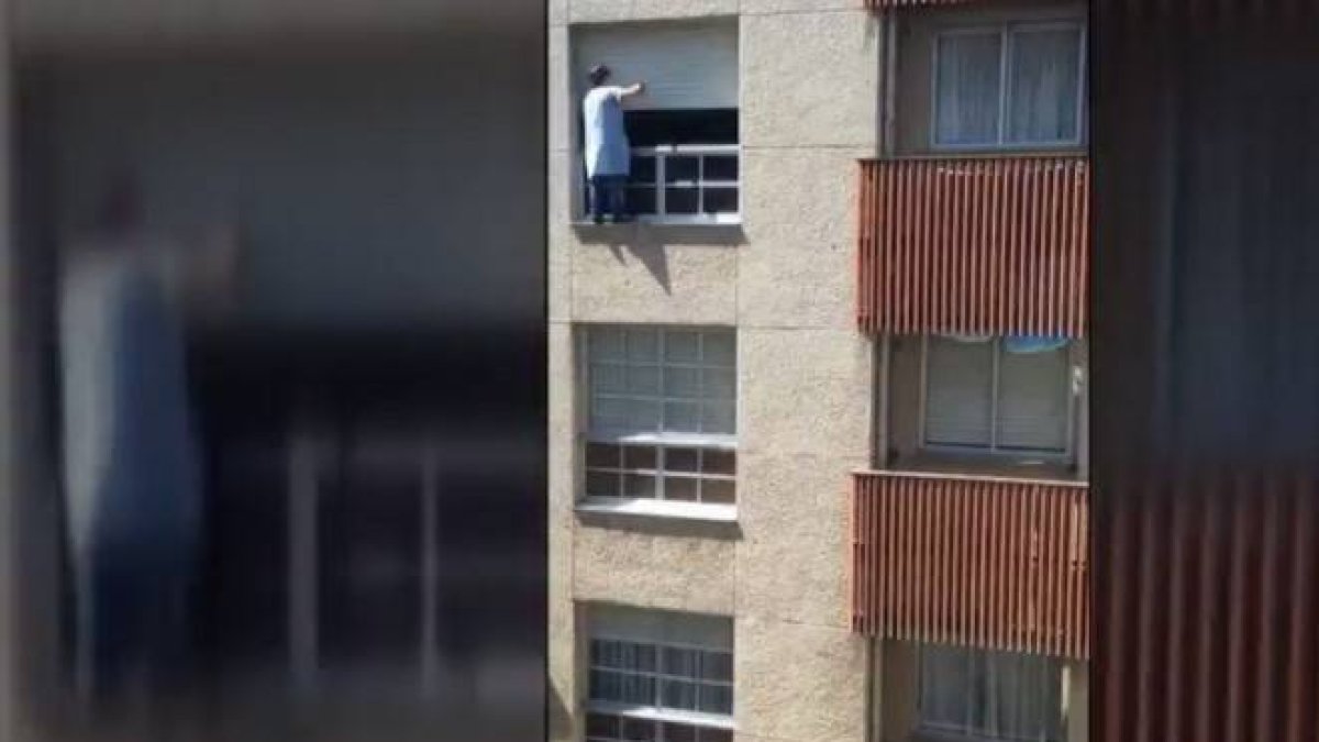 El ama de casa coruñesa que limpia las persianas de su piso desde la cornisa sin sujeción justifica su acción.-Foto: ATLAS