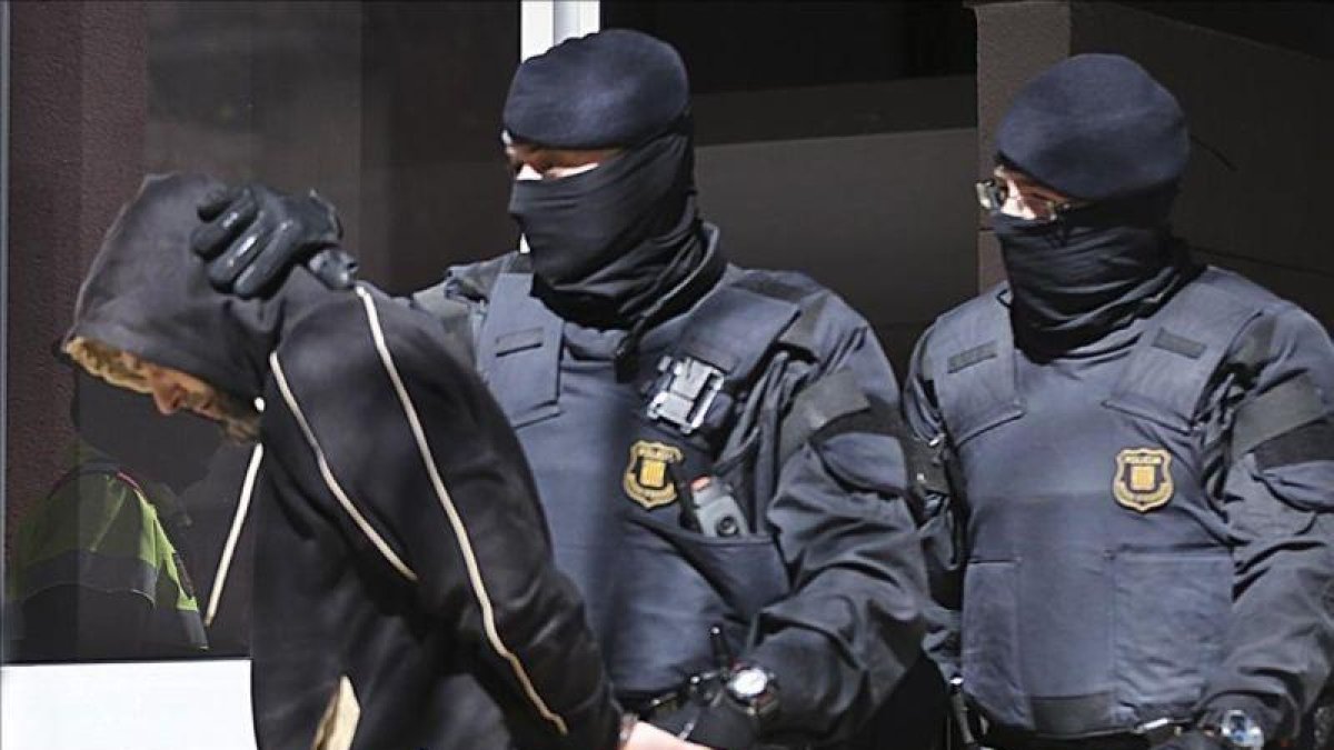 Los Mossos sacan de su casa a Antonio Sáez, el líder de la célula desarticulada, el 8 de abril del 2015.-DANNY CAMINAL