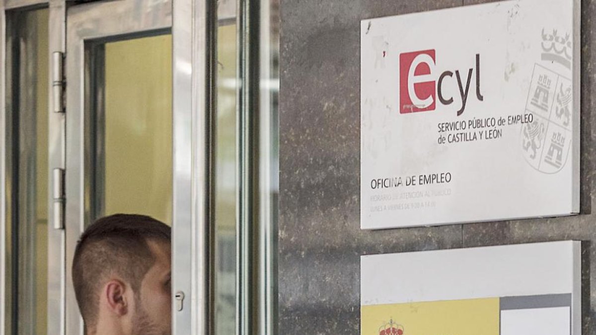 Un joven accede a una de las oficinas del Servicio Público de Empleo en la capital burgalesa.-SANTI OTERO