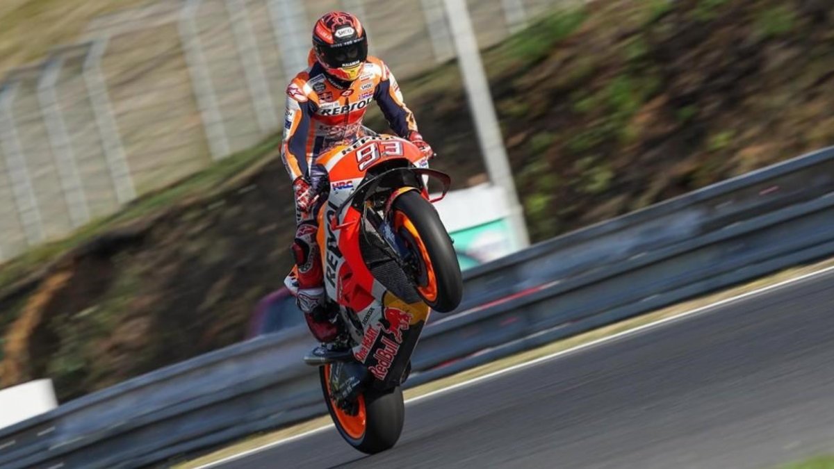 Marc Márquez (Honda) celebra el final del test de hoy, en Brno, donde estuvo cinco horas en la pista. /-ALEJANDRO CERESUELA