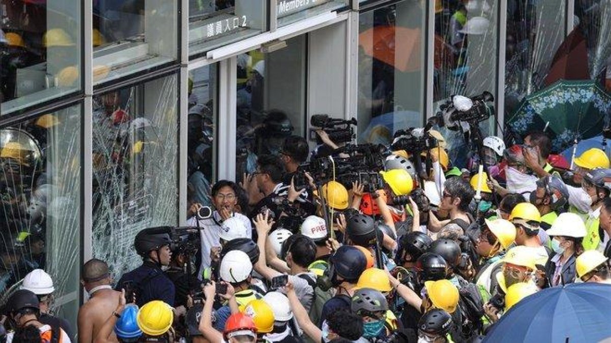 Varios activistas se congregan ante el Consejo Legislativo en Hong Kong.-EFE / JEROME FAVRE
