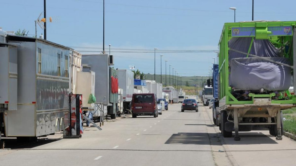 Imagen de las caravanas de los feriantes ubicadas en la calle La Obispa abierta al tráfico rodado.