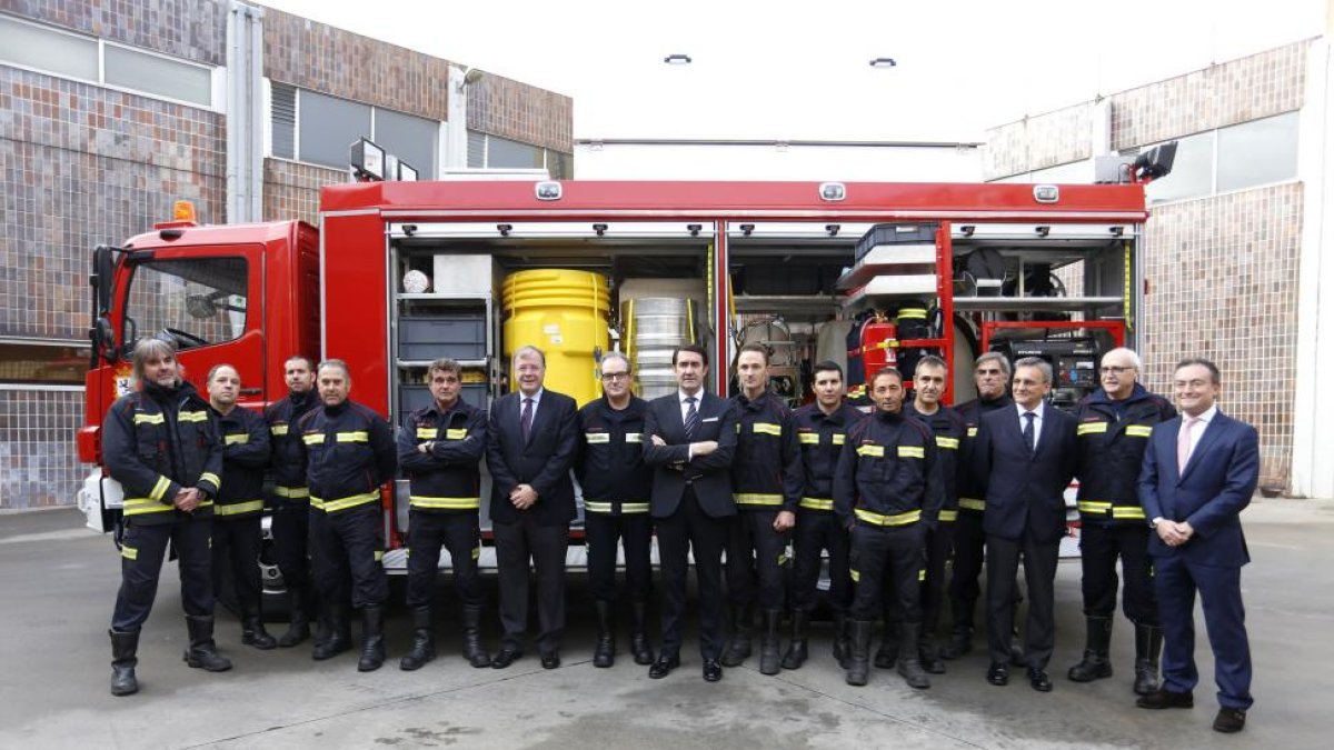 El consejero de Fomento y Medio Ambiente, Juan Carlos Suárez-Quiñones, entrega un camión de Protección Civil a los bomberos de León-Ical