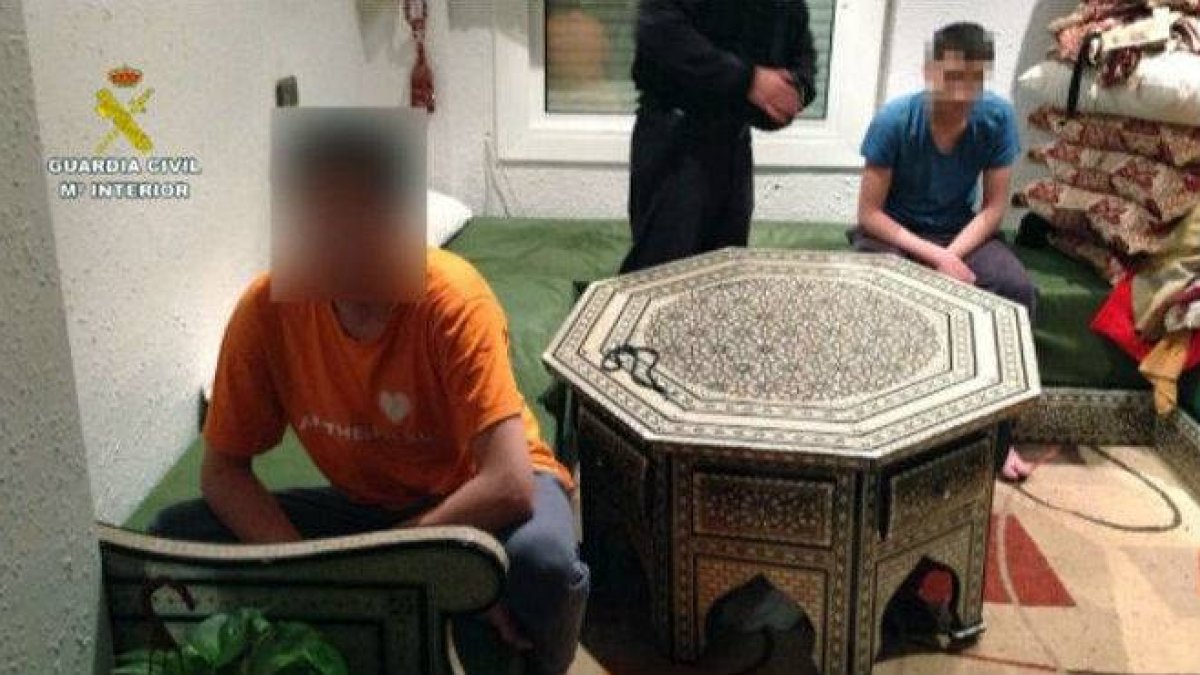 Registro de la Guardia Civil contra el terrorismo yihadista en un hogar de Badalona.-Foto: GUARDIA CIVIL