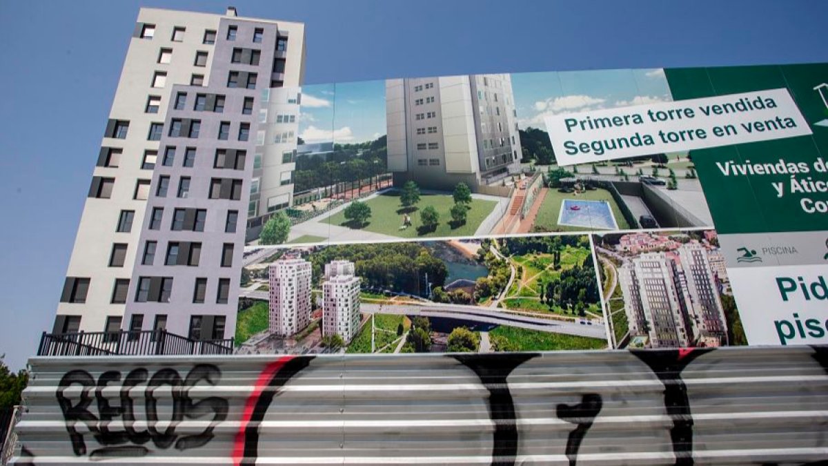El complejo residencial Torres de Fuentes Blancas, con el primer edificio ya construido, se encuentra entre el bulevar y la calle Gonzalo Nicolás. SANTI OTERO