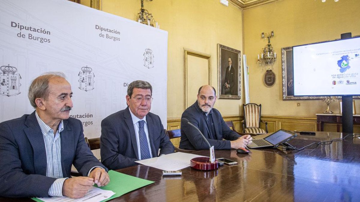 Rico (centro), acompañado de Ibáñez (izq) y Rodríguez (dch) durante el balance de esta campaña.-S. O.