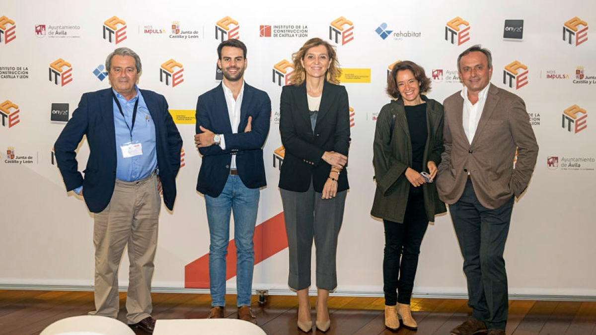 En la imagen, de izda. a drcha.: Agustín Herrero Canal, gerente de canal a4 Urbanismo y Arquitectura; Diego Herrero López, arquitecto de Grupo Rehabitat; María Pardo Álvarez, directora general de Vivienda, Arquitectura y Urbanismo; Virginia Alonso Rodríguez, jefa del Servicio de Rehabilitación y Regeneración Urbana; Luis Enrique Ortega Arnaiz, jefe del servicio territorial de fomento de Ávila.
