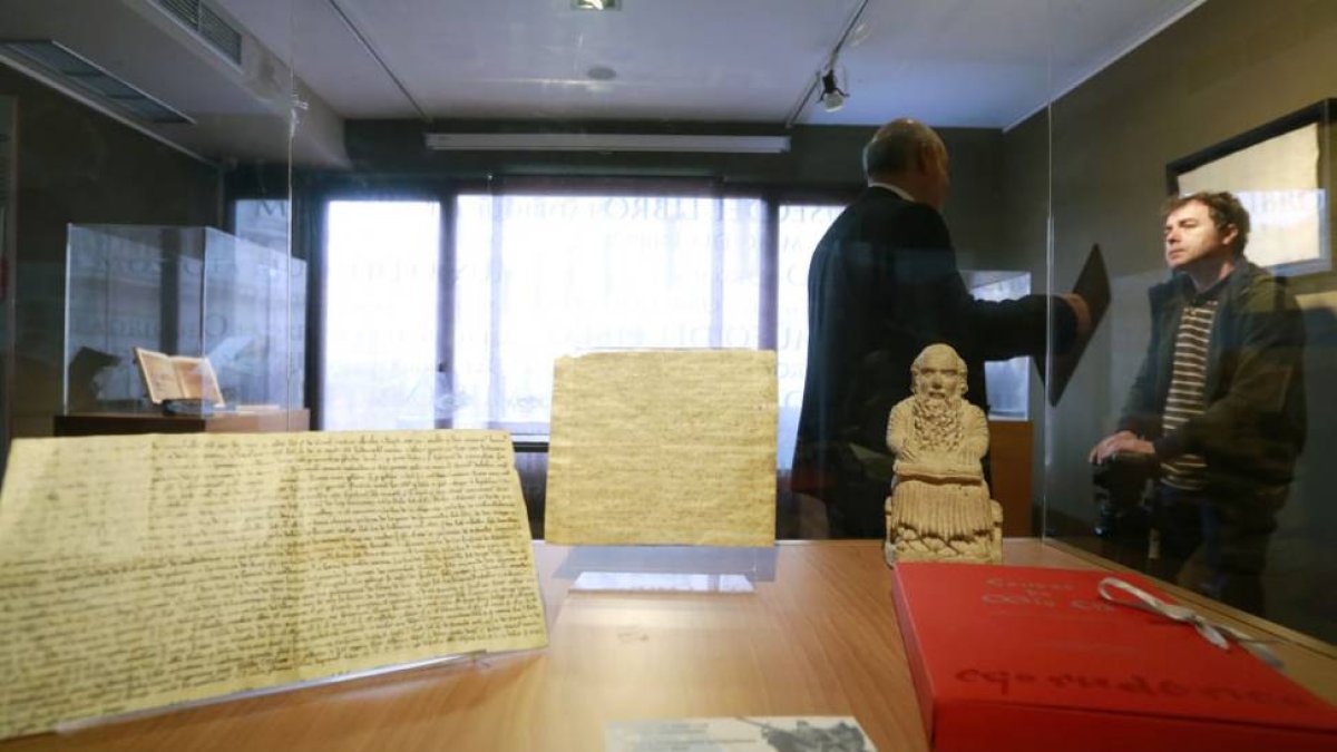 El ‘Cantar de Mío Cid’ es uno de los documentos protagonistas en el Fadrique de Basilea.-Raúl Ochoa