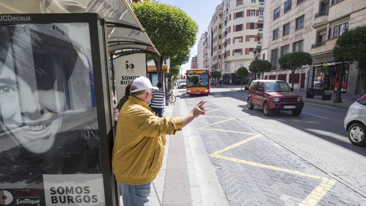 Un hombre hace señas al autobús en una parada de la calle Vitoria. ISRAEL L. MURILLO