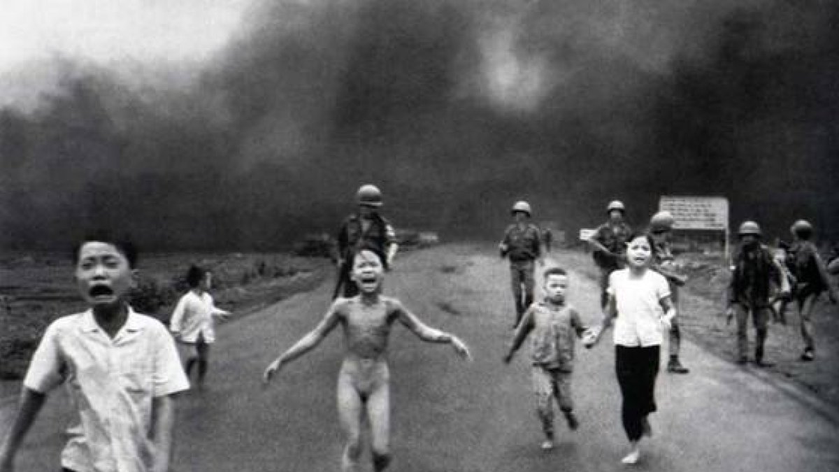 Imagen icónica de la niña alcanzada por un bombardeo con napalm en EEUU.-AP/NICK UT